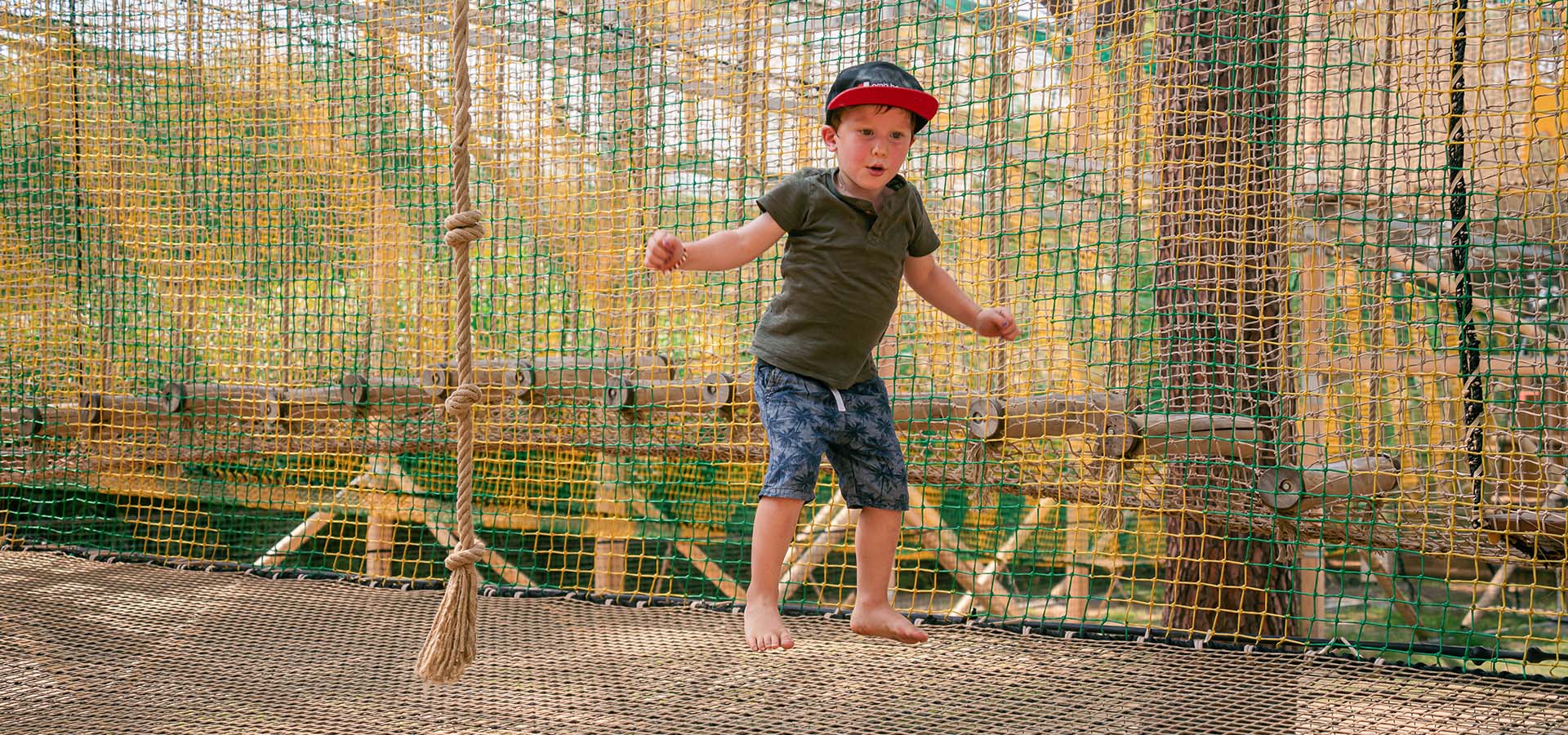 Camping san damiano aire de jeux trampolino garconnet saut